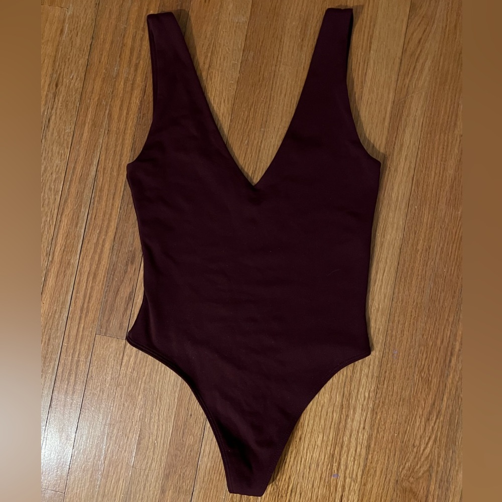 Aritzia babaton maroon v neck bodysuit